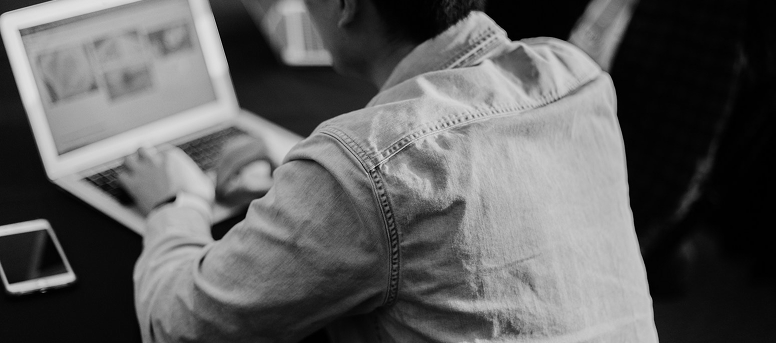 imagem com pessoa a trabalhar num portátil