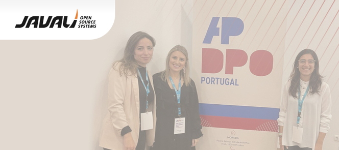 Logo da JAVALI, duas colaboradoras da JAVALI, roll up APDPO e a Presidente da Direção Inês Oliveira